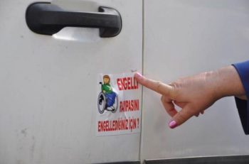 Engelliler Derneği’nden engelli geçişini kapatan araçlara sticker’lı ders